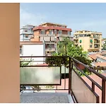Tina\'S House - Bright And Near Metro C