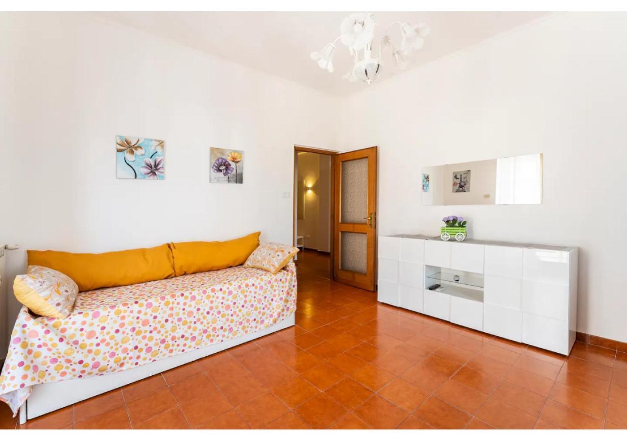 Tina's House - Bright And Near Metro C Apartment *