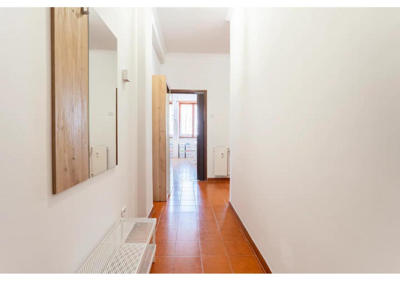 Tina's House - Bright And Near Metro C * Rom